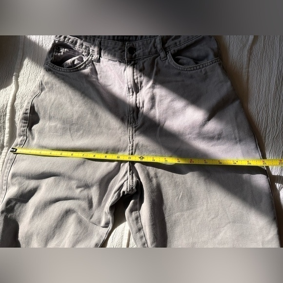 H&M relaxed fit tapered ankle jeans. Size 8 - Picture 6 of 9